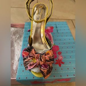 Poetic License size 6.5 Yellow heels
